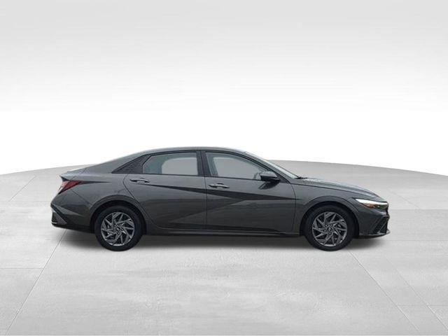 Hyundai Elantra  2024