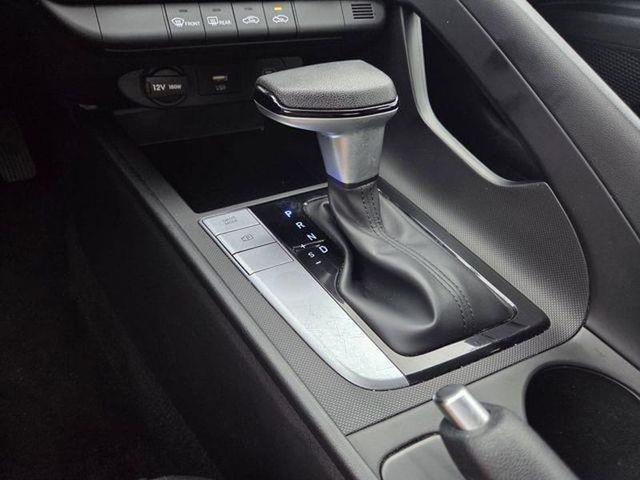 Hyundai Elantra  2024