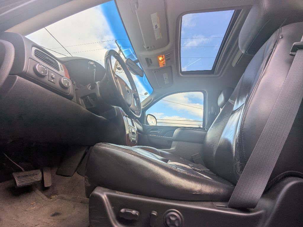 Chevrolet Suburban  2011