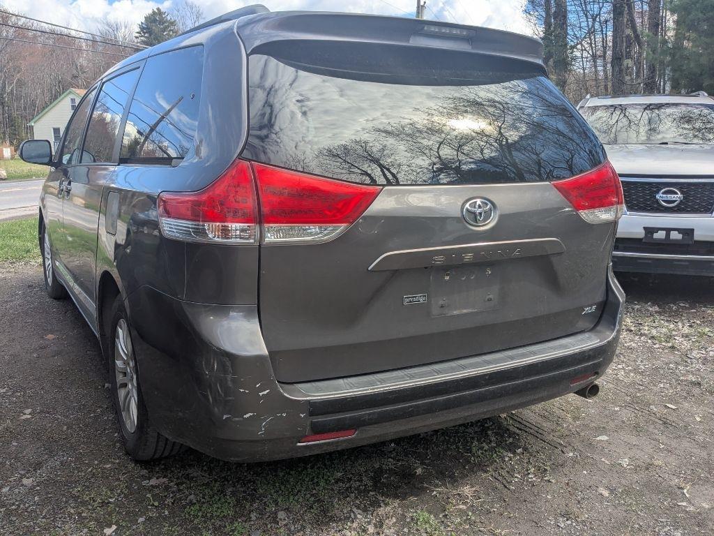 Toyota Sienna  2011