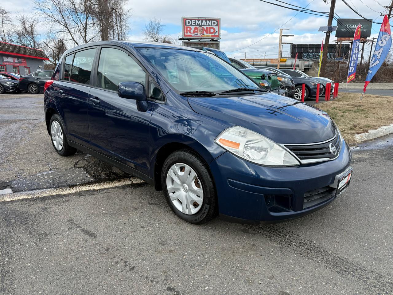 Nissan Versa 1.8 SL Hatchback 2012