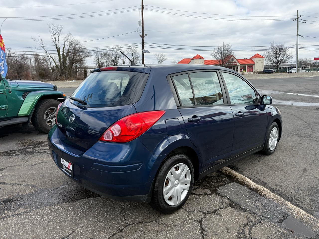 Nissan Versa 1.8 SL Hatchback 2012