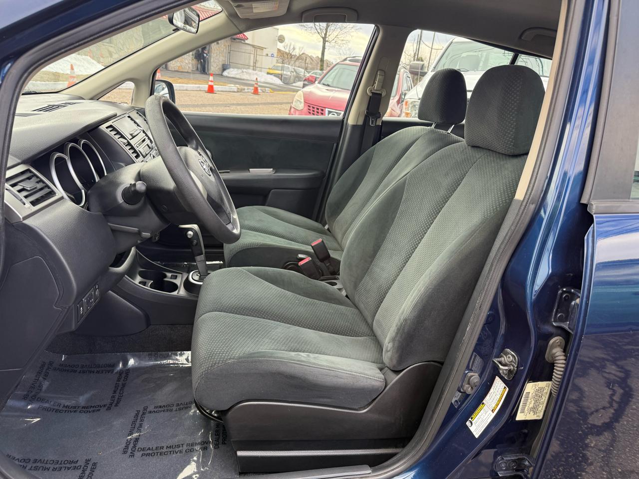 Nissan Versa 1.8 SL Hatchback 2012