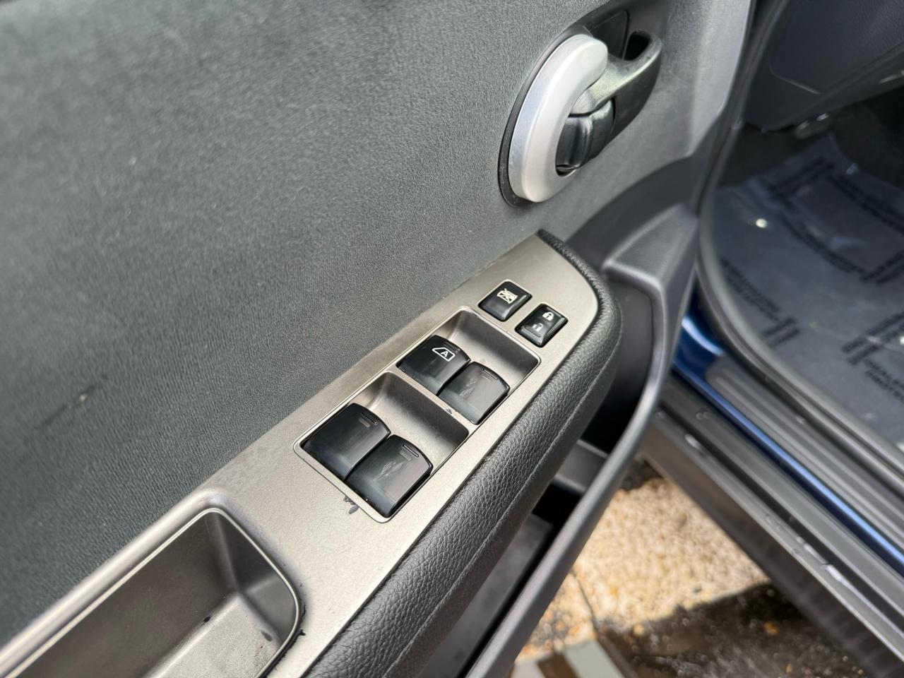 Nissan Versa 1.8 SL Hatchback 2012