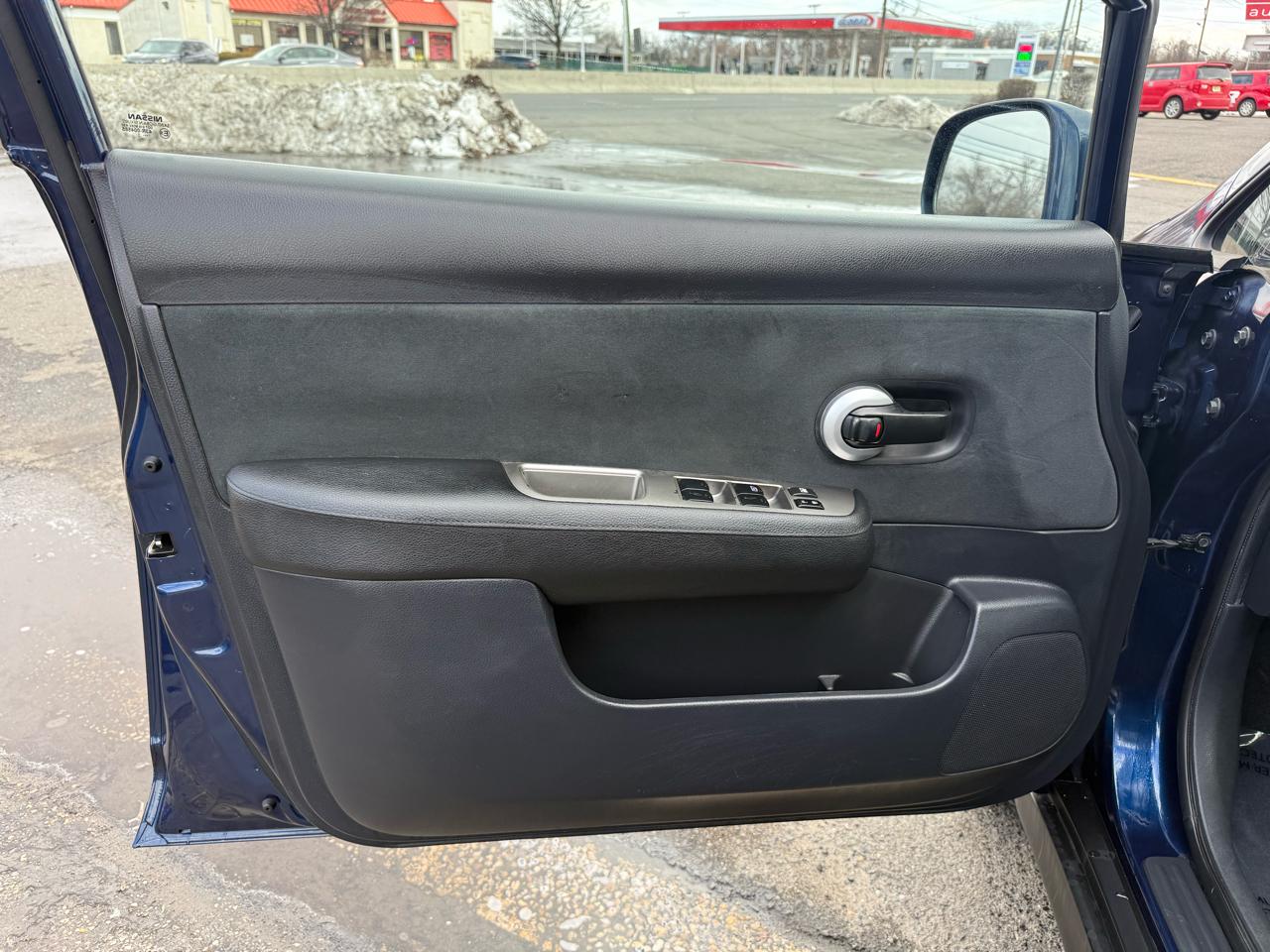 Nissan Versa 1.8 SL Hatchback 2012