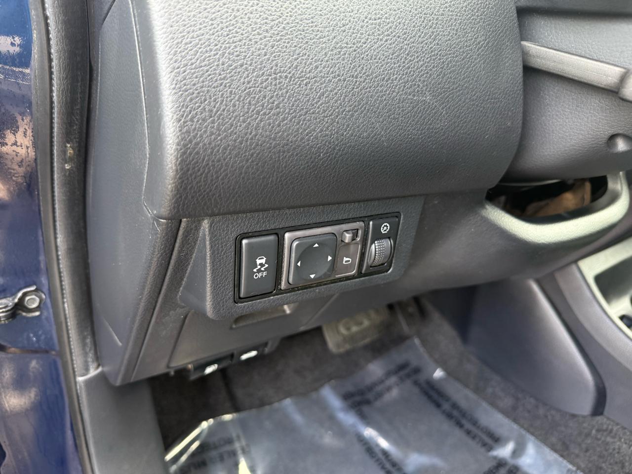 Nissan Versa 1.8 SL Hatchback 2012