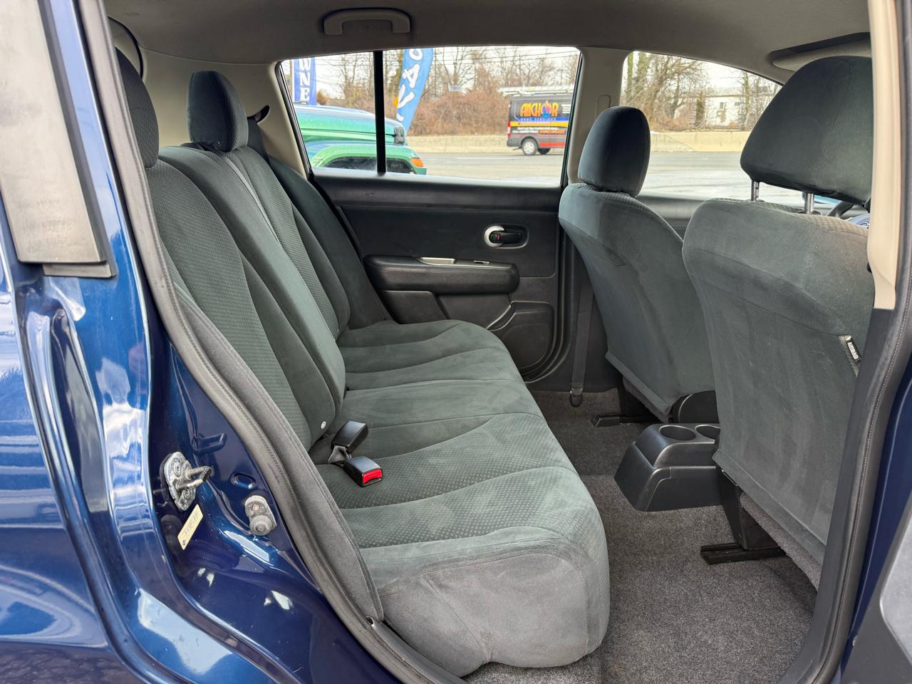 Nissan Versa 1.8 SL Hatchback 2012