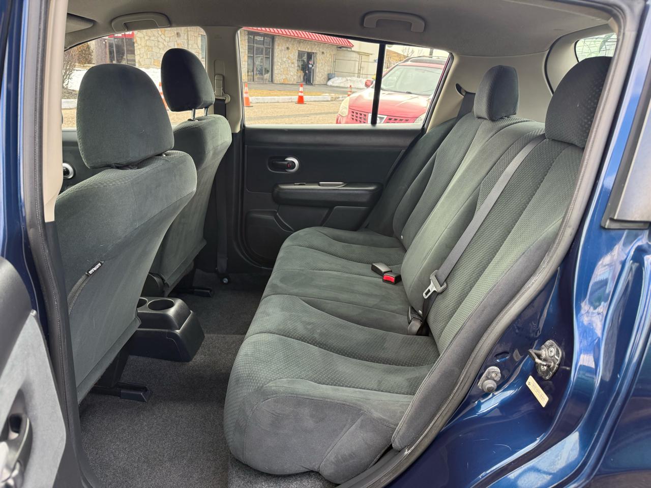 Nissan Versa 1.8 SL Hatchback 2012