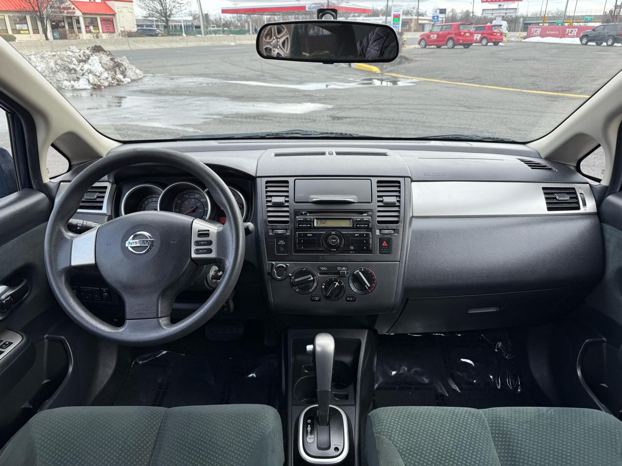 Nissan Versa 1.8 SL Hatchback 2012