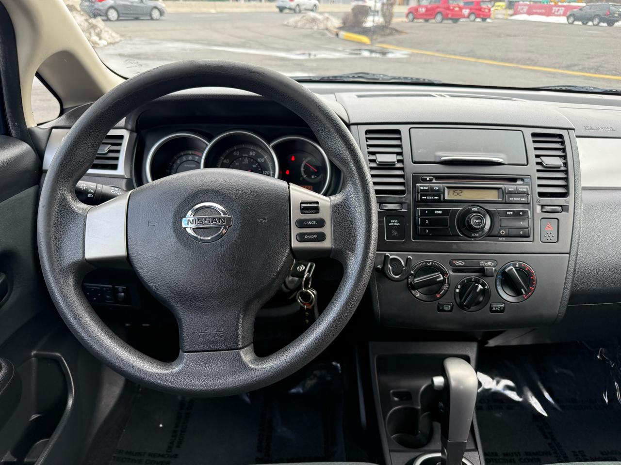 Nissan Versa 1.8 SL Hatchback 2012