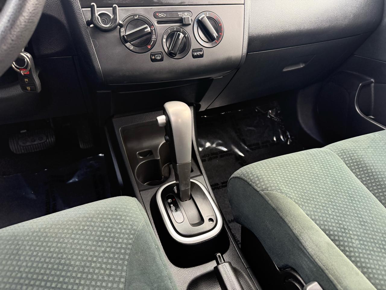 Nissan Versa 1.8 SL Hatchback 2012