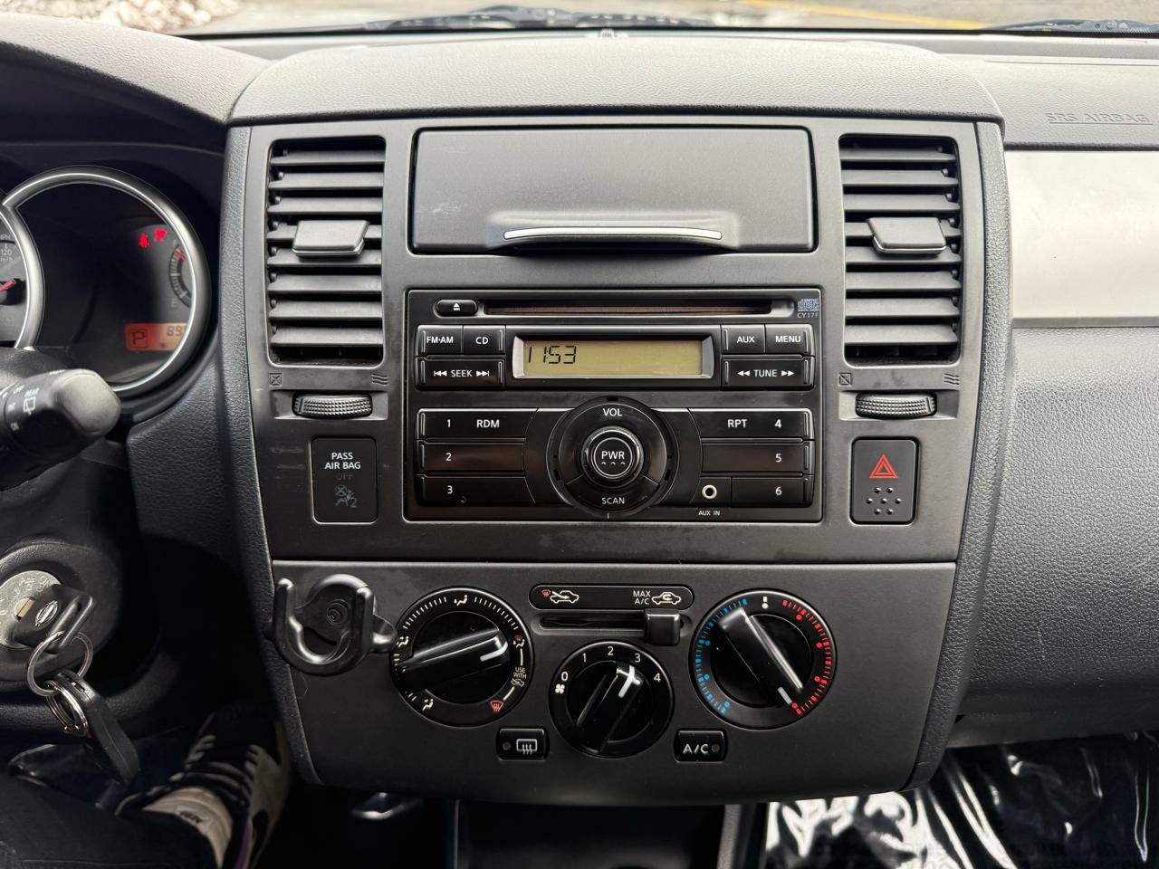 Nissan Versa 1.8 SL Hatchback 2012