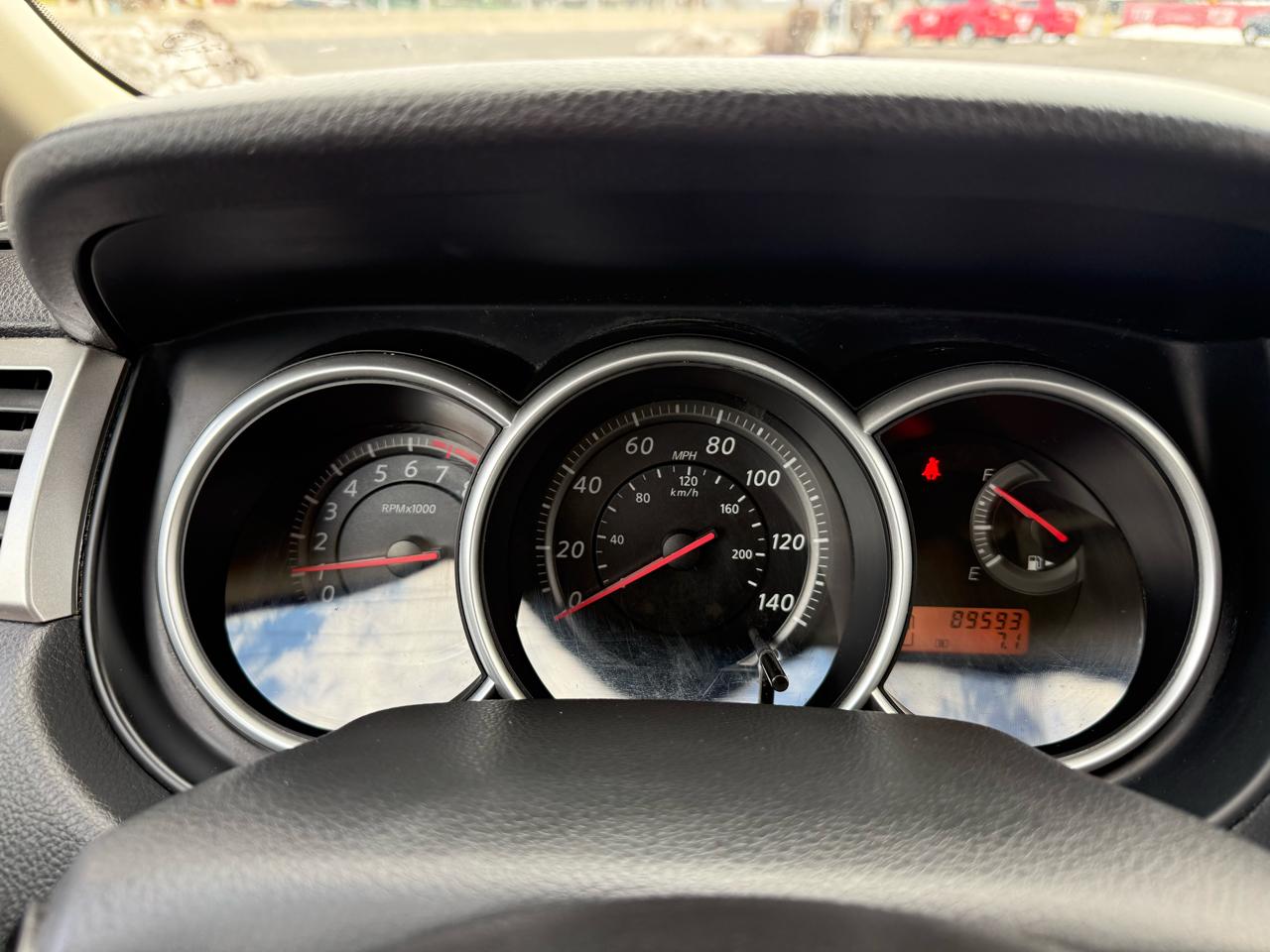 Nissan Versa 1.8 SL Hatchback 2012