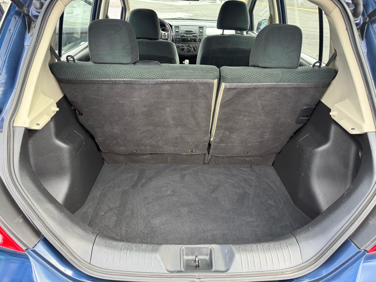 Nissan Versa 1.8 SL Hatchback 2012