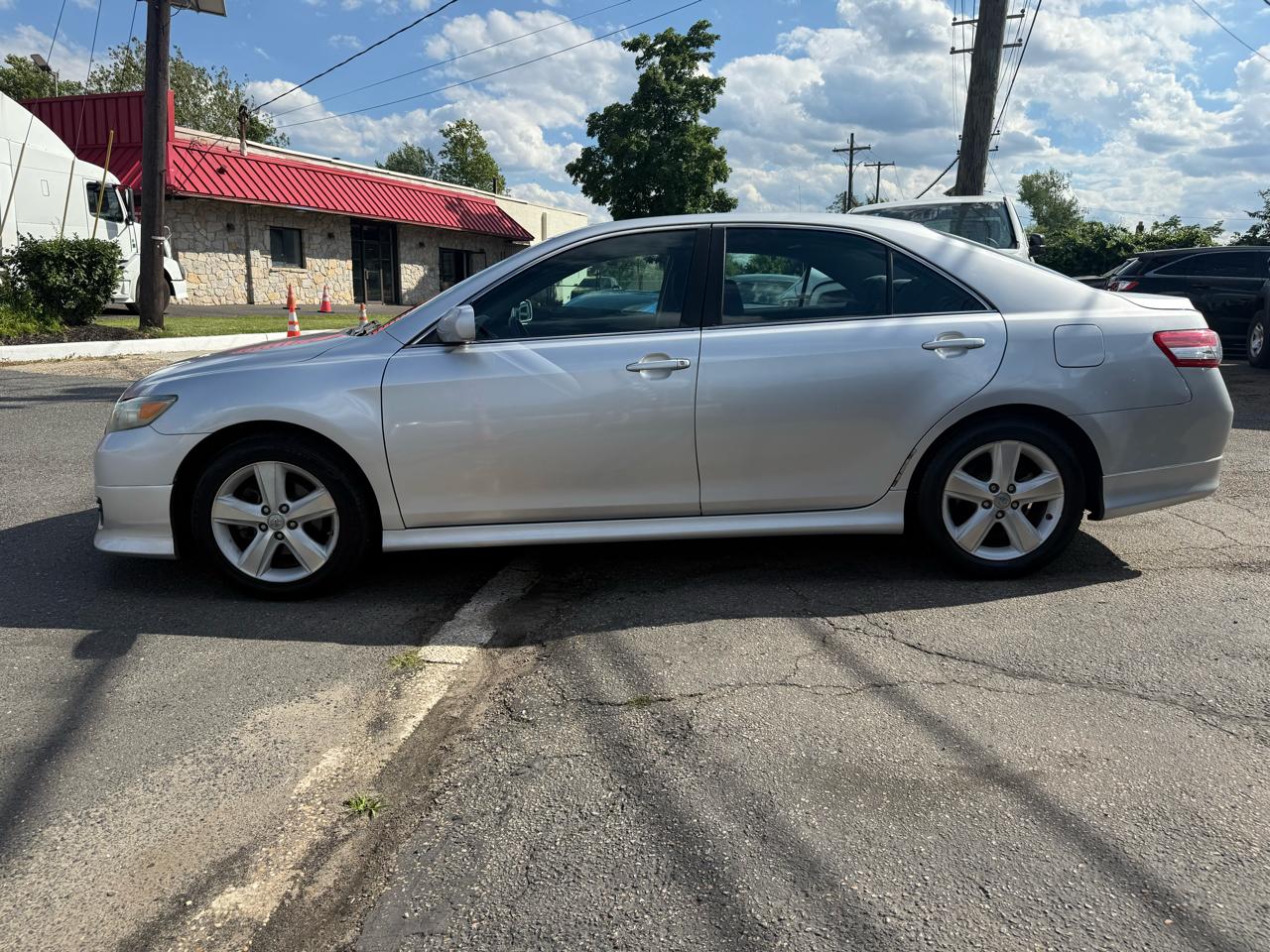 Toyota Camry 4dr Sdn SE Auto (Natl) 2011
