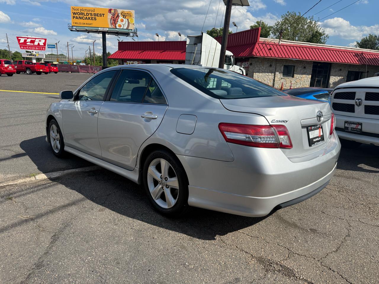 Toyota Camry 4dr Sdn SE Auto (Natl) 2011