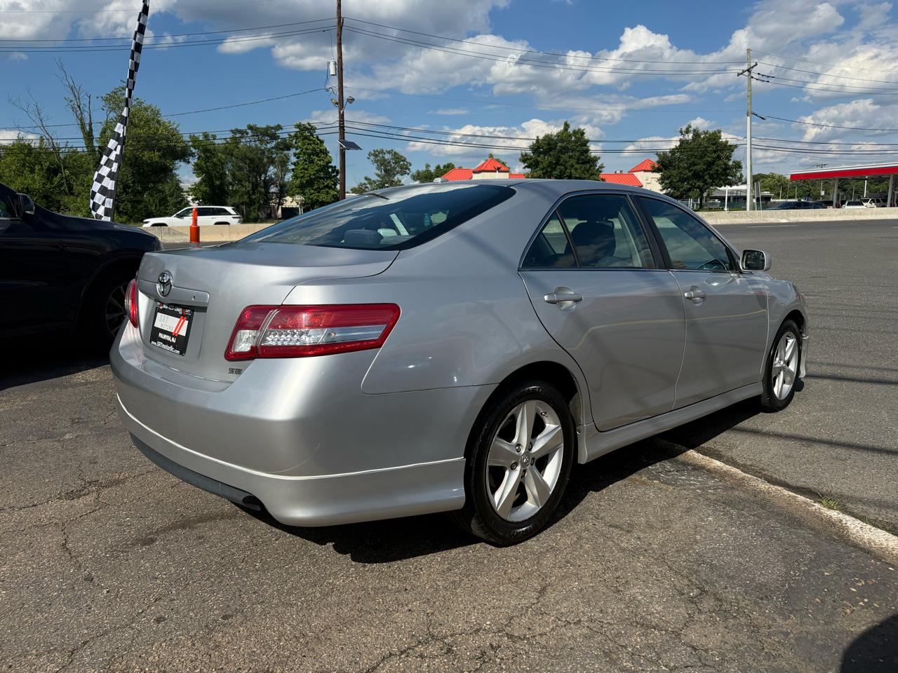 Toyota Camry 4dr Sdn SE Auto (Natl) 2011