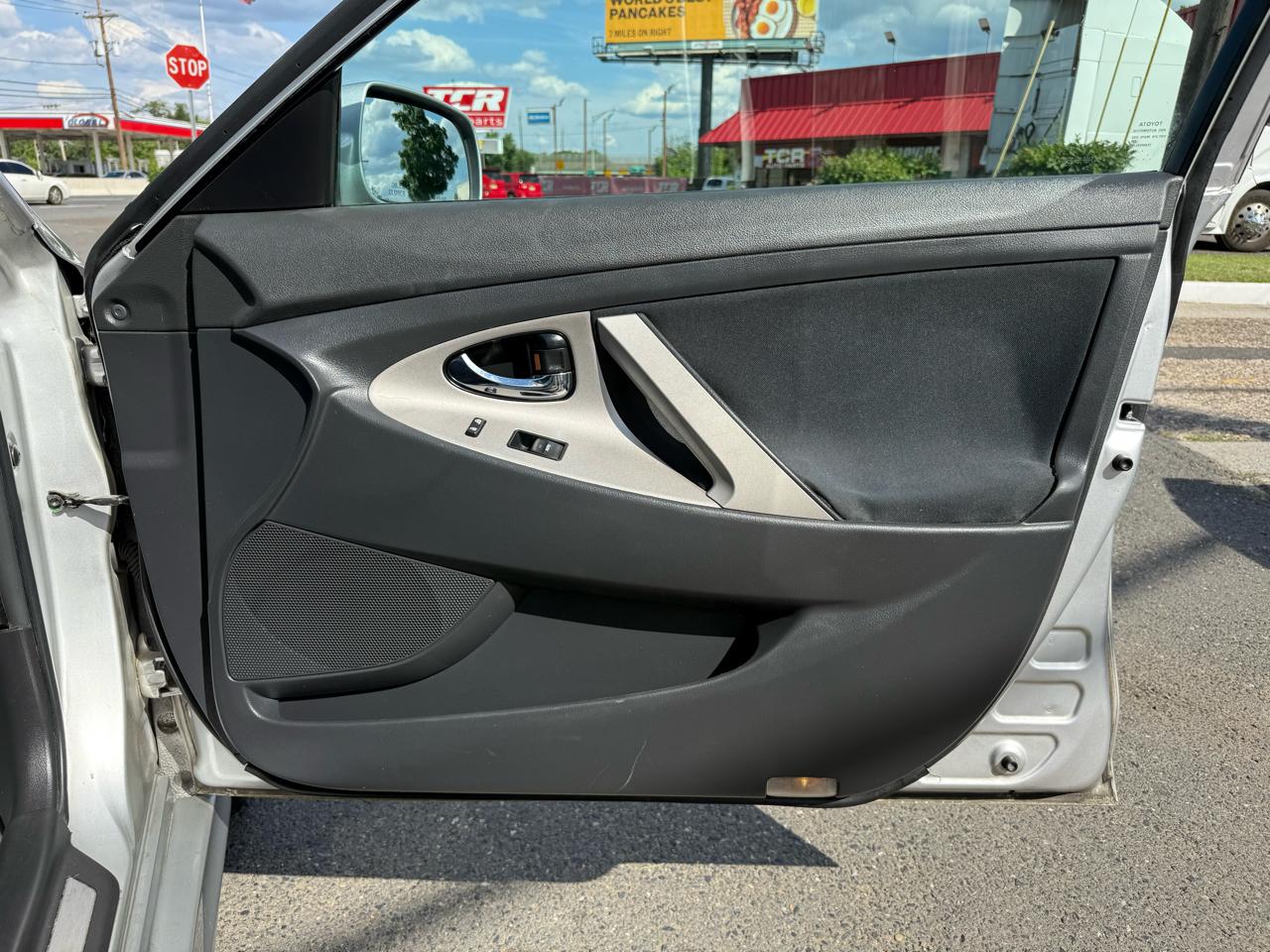 Toyota Camry 4dr Sdn SE Auto (Natl) 2011