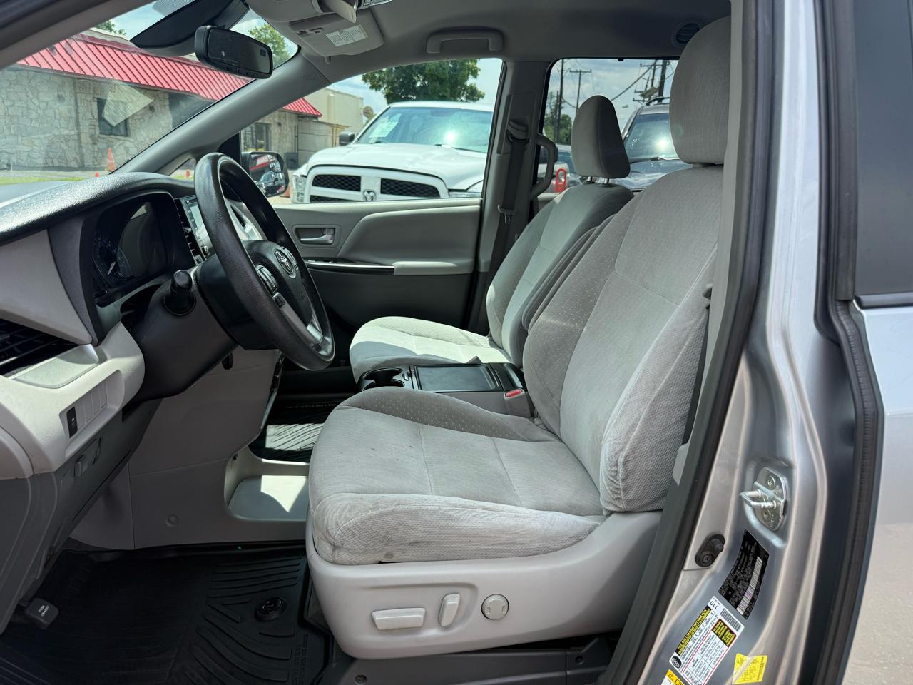 Toyota Sienna LE 8-Passenger 2018
