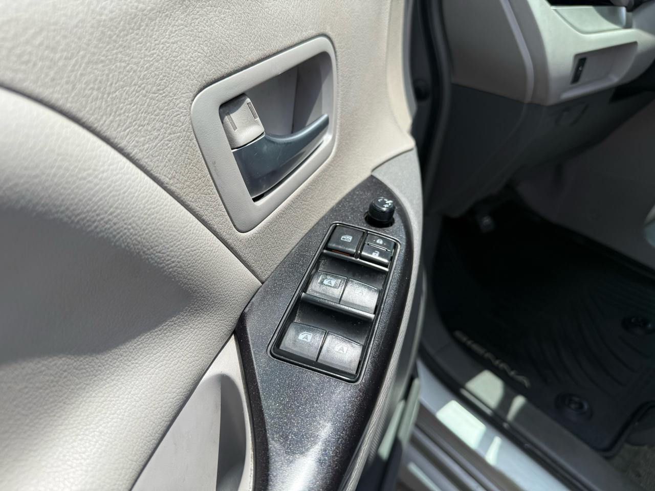 Toyota Sienna LE 8-Passenger 2018
