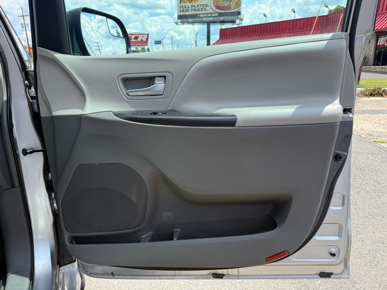 Toyota Sienna LE 8-Passenger 2018