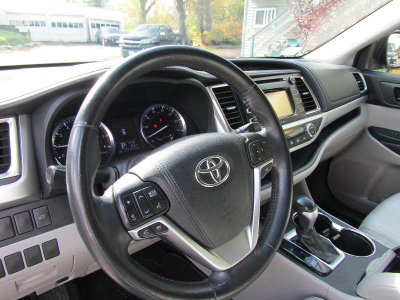 Toyota Highlander LE AWD V6 2015