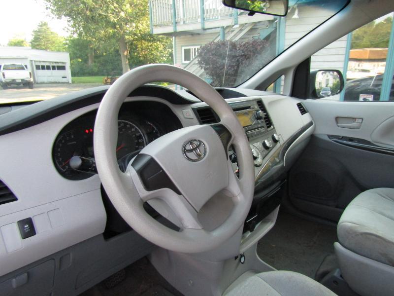 Toyota Sienna FWD 7-Passenger V6 2012