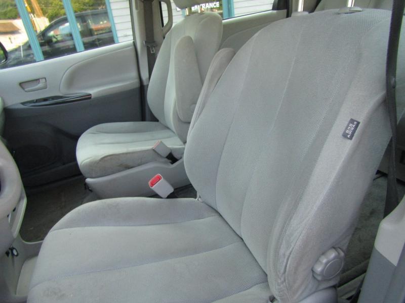 Toyota Sienna FWD 7-Passenger V6 2012