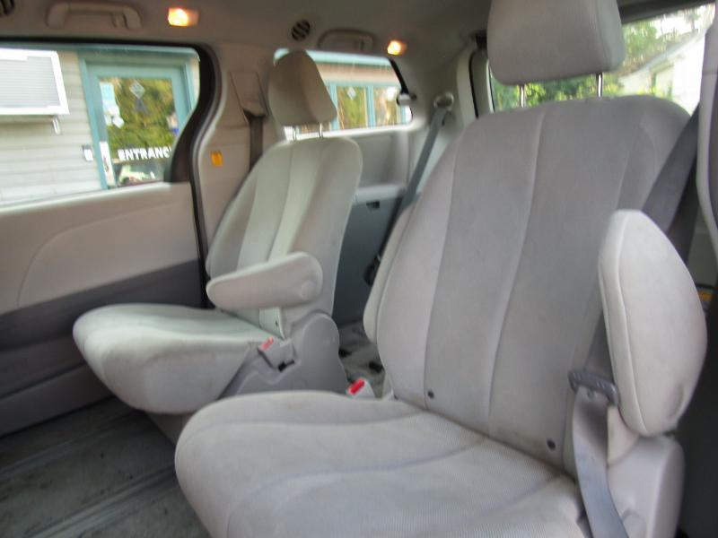 Toyota Sienna FWD 7-Passenger V6 2012