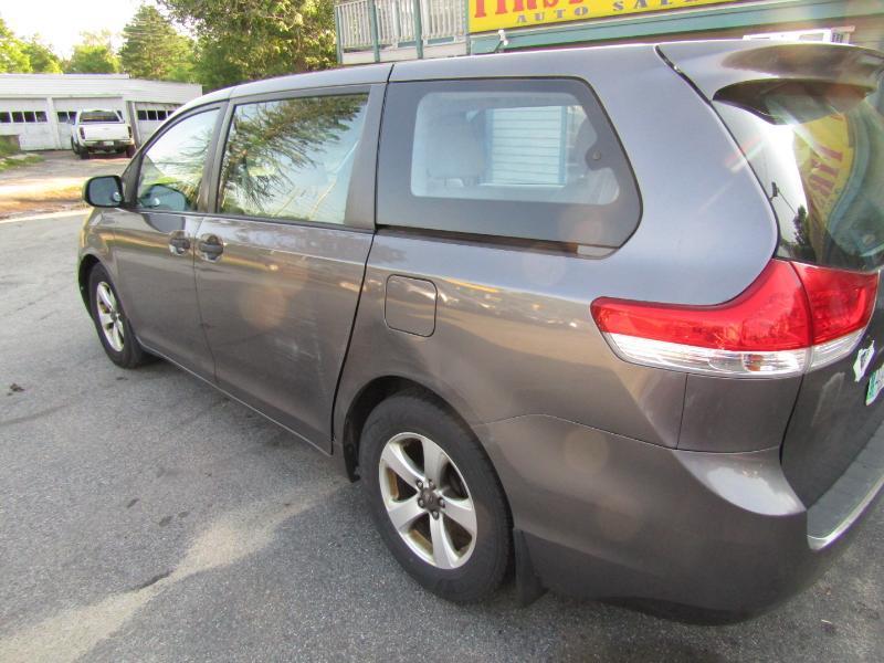 Toyota Sienna FWD 7-Passenger V6 2012