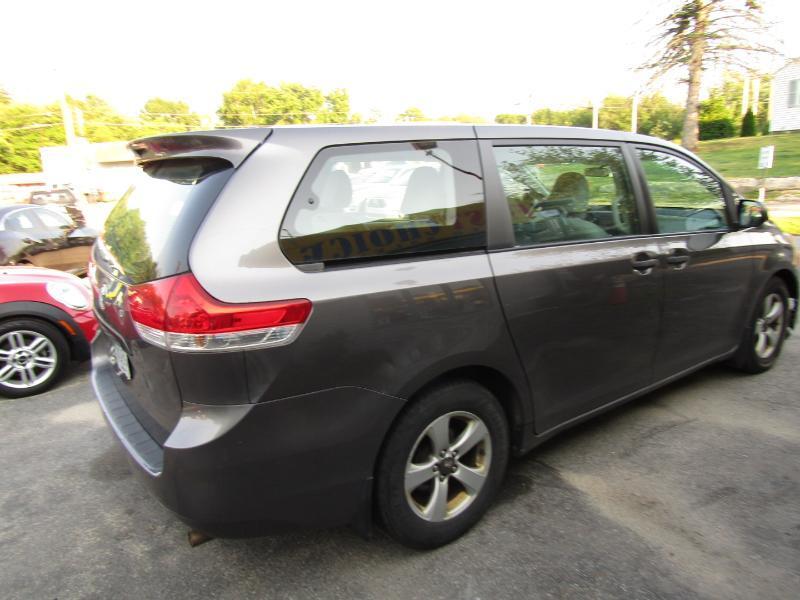 Toyota Sienna FWD 7-Passenger V6 2012