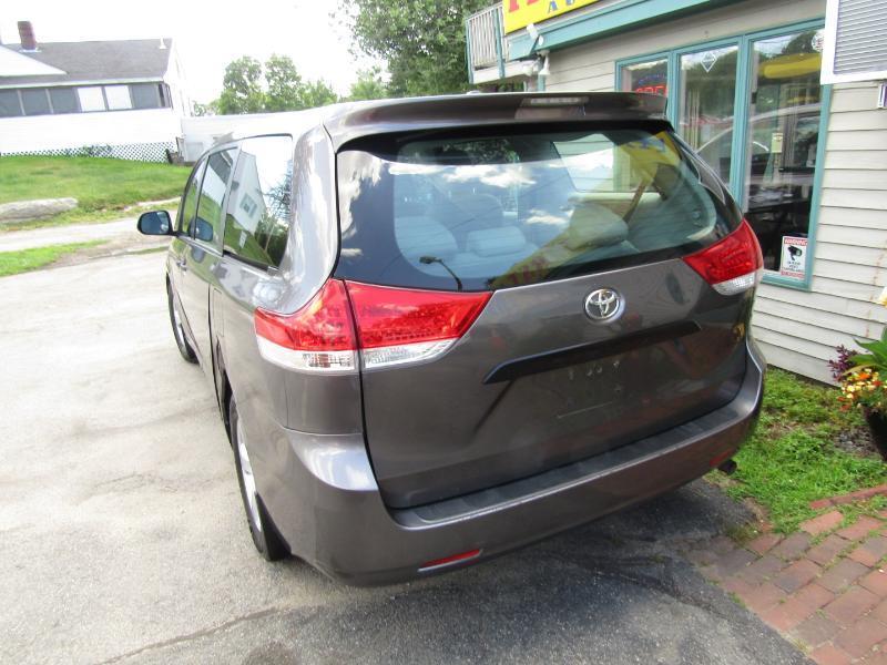 Toyota Sienna FWD 7-Passenger V6 2012