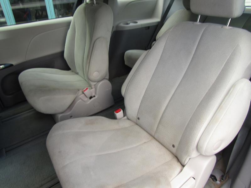 Toyota Sienna FWD 7-Passenger V6 2012