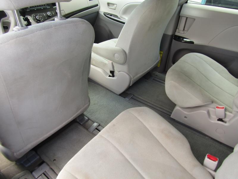 Toyota Sienna FWD 7-Passenger V6 2012
