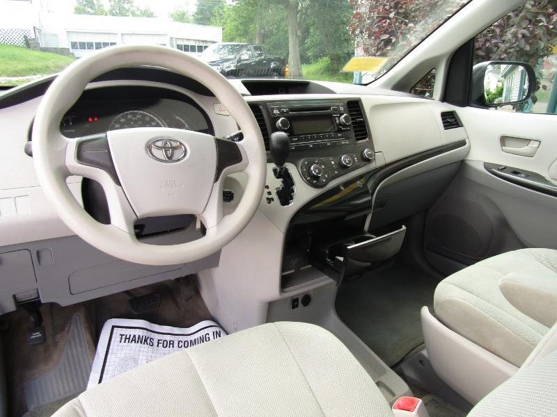 Toyota Sienna FWD 7-Passenger V6 2012
