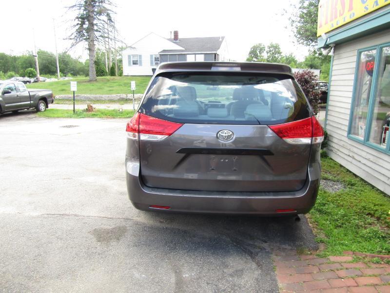 Toyota Sienna FWD 7-Passenger V6 2012
