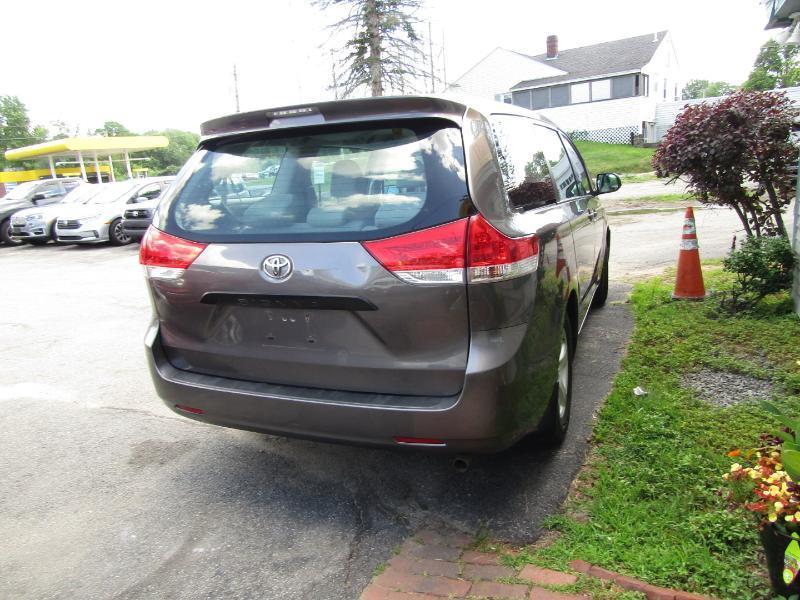 Toyota Sienna FWD 7-Passenger V6 2012