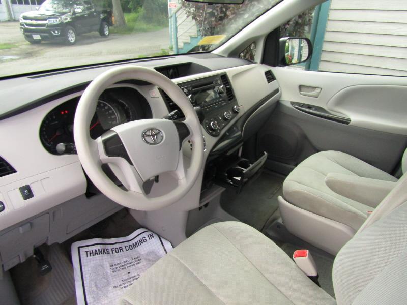 Toyota Sienna FWD 7-Passenger V6 2012