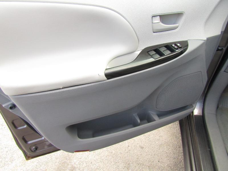 Toyota Sienna FWD 7-Passenger V6 2012
