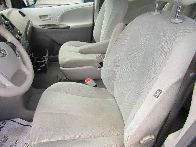 Toyota Sienna FWD 7-Passenger V6 2012