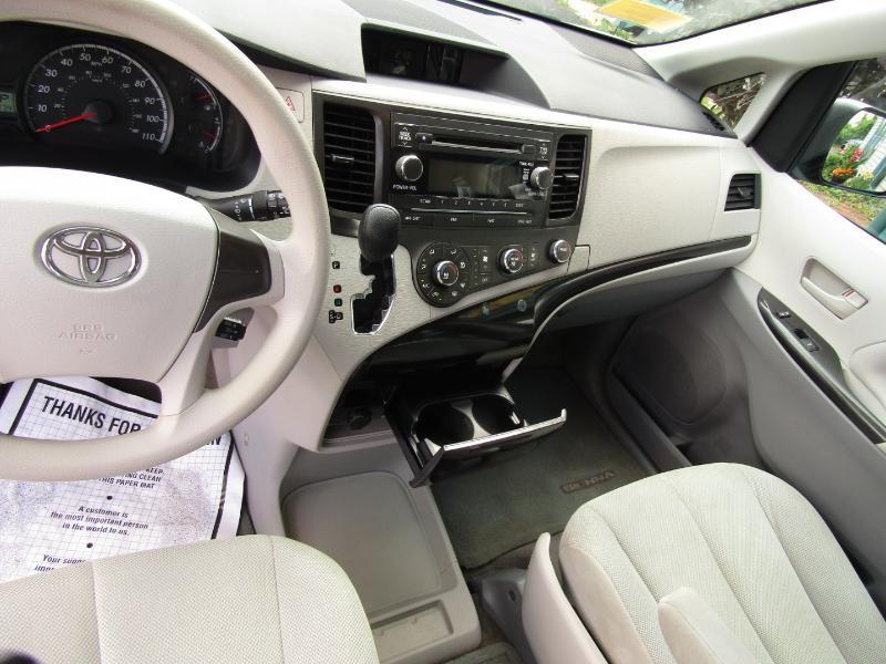 Toyota Sienna FWD 7-Passenger V6 2012