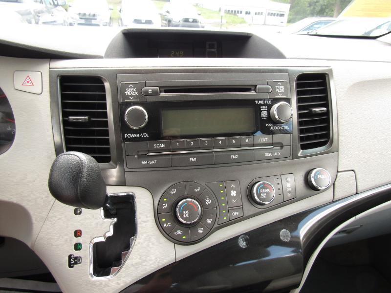 Toyota Sienna FWD 7-Passenger V6 2012