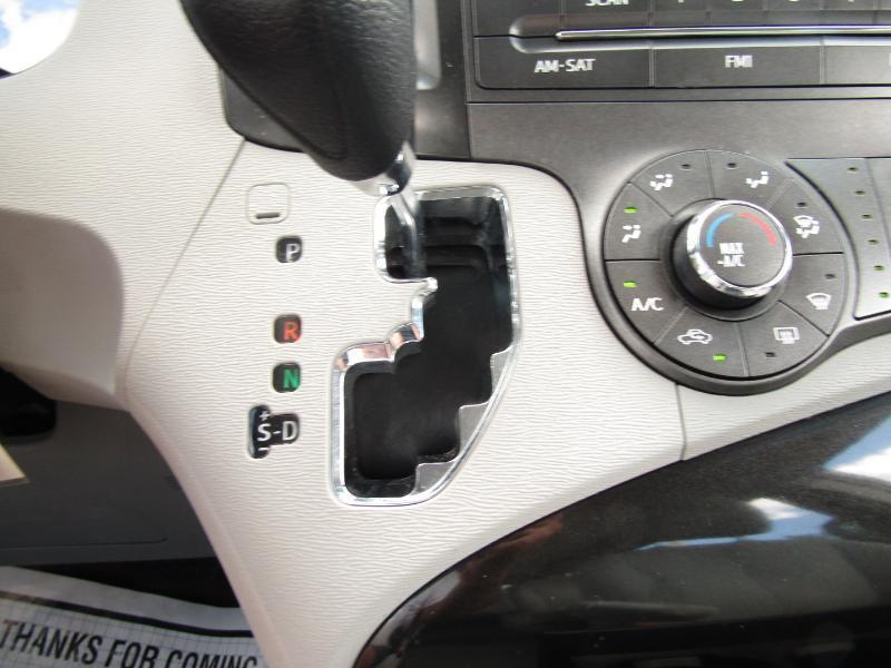 Toyota Sienna FWD 7-Passenger V6 2012