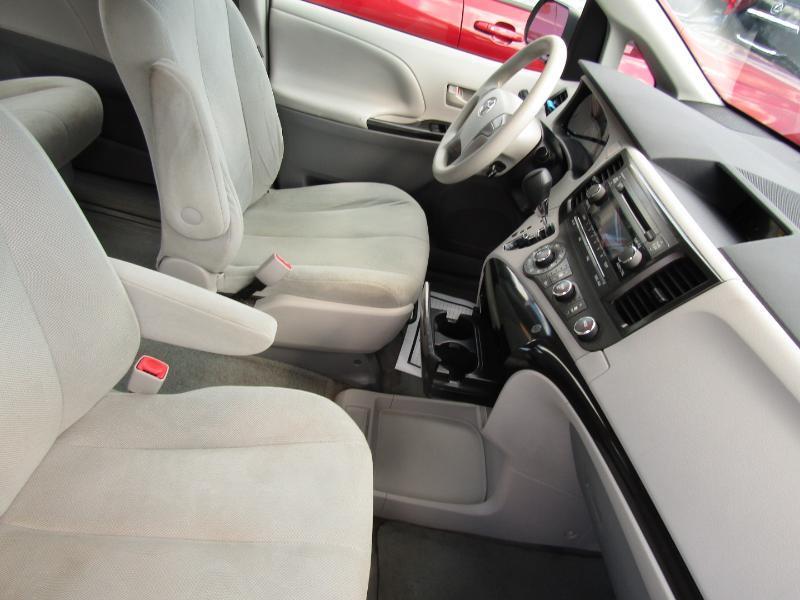 Toyota Sienna FWD 7-Passenger V6 2012