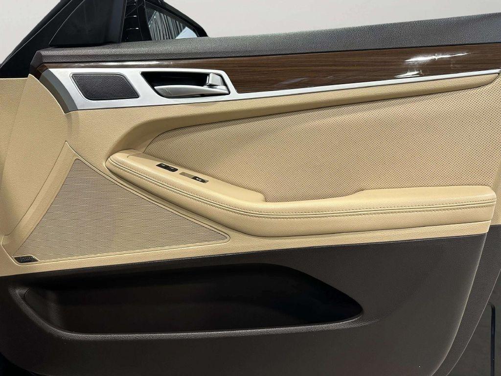 Hyundai Genesis  2016