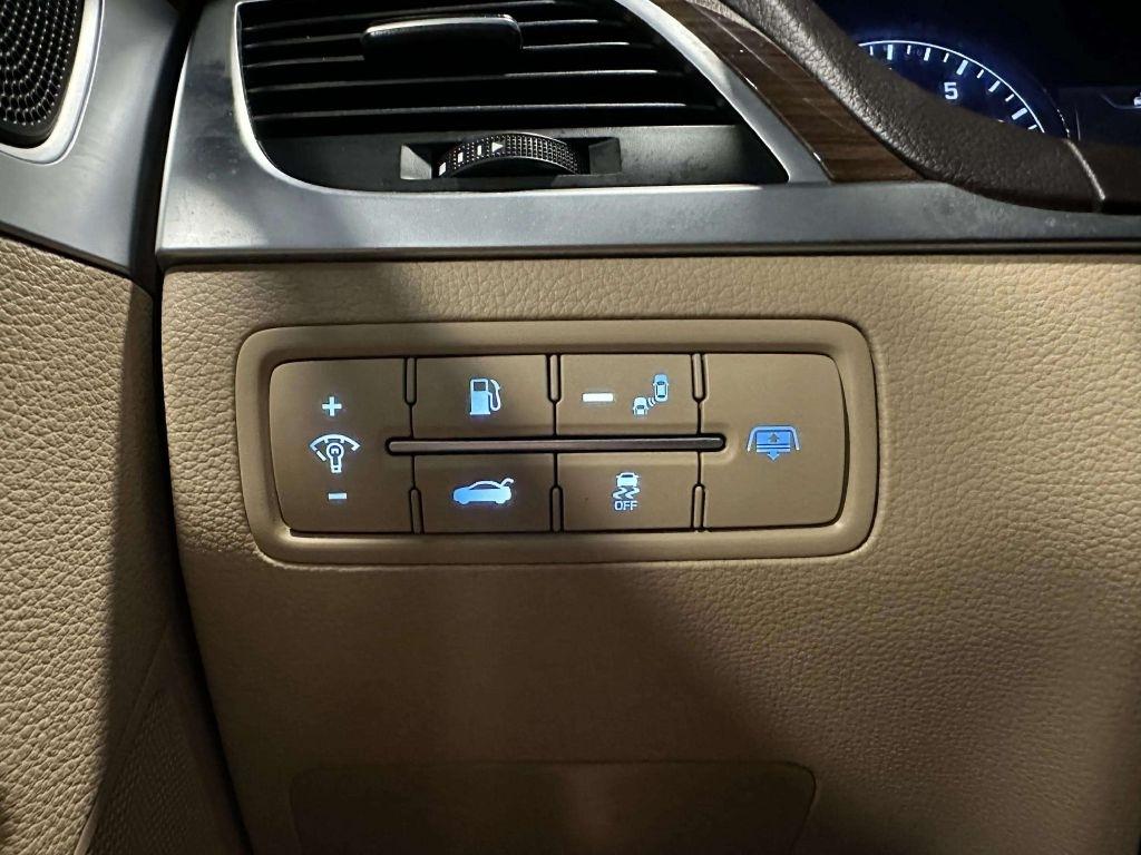 Hyundai Genesis  2016
