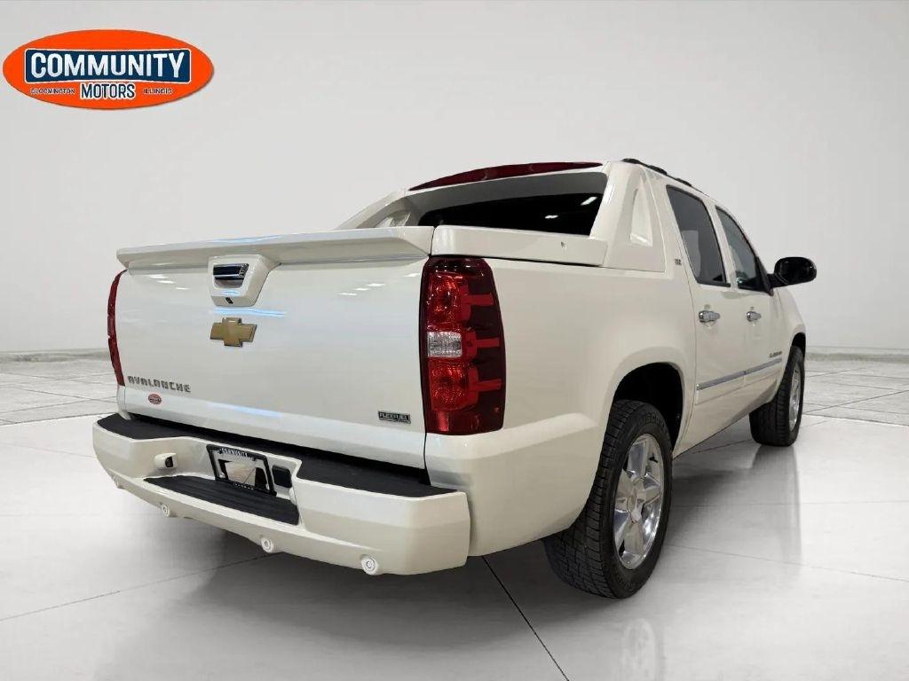 Chevrolet Avalanche 4WD Crew Cab LTZ 2012