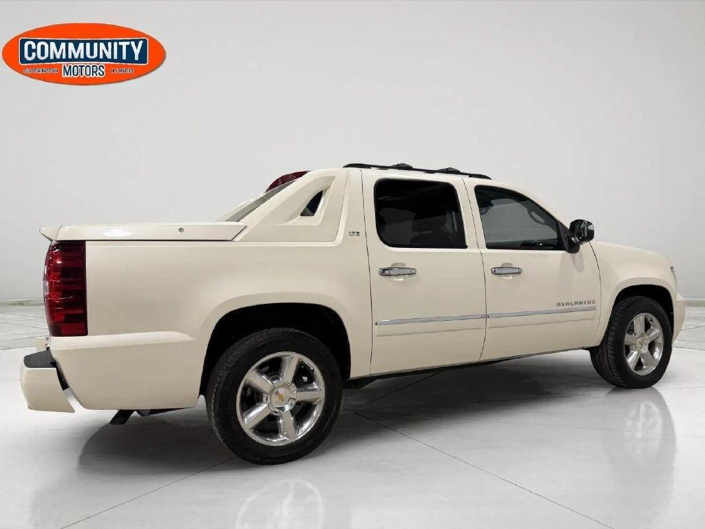 Chevrolet Avalanche 4WD Crew Cab LTZ 2012