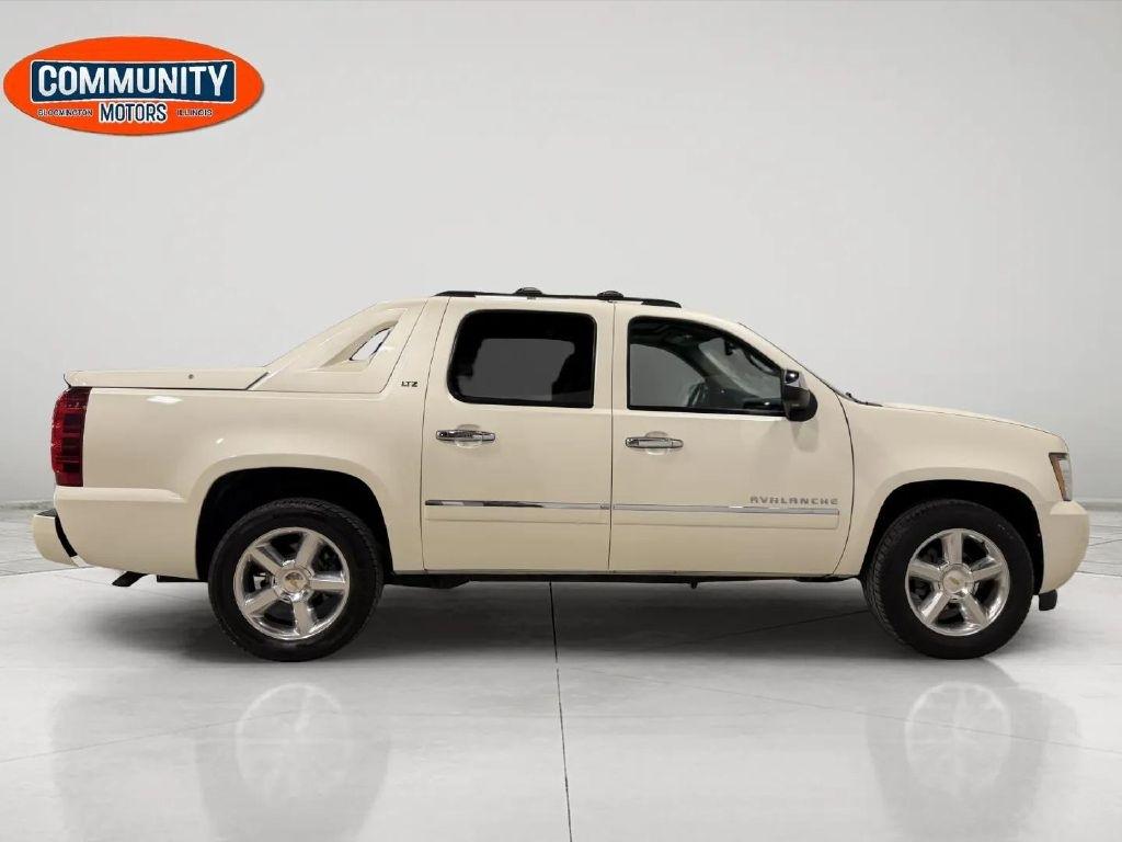 Chevrolet Avalanche 4WD Crew Cab LTZ 2012
