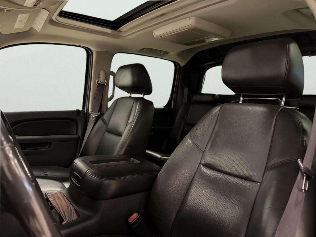 Chevrolet Avalanche 4WD Crew Cab LTZ 2012